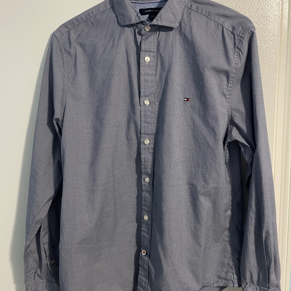 TOMMY HILFIGER BUTTON UP SHIRT